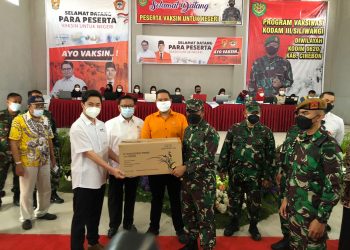Kim Ji Hun (kiri) dari Mitra Zona Selaras menyerahkan bantuan obat-obatan dan masker secara simbolis kepada Pangdam III/Siliwangi, Mayjen TNI Agus Subianto di Arjawinangun, Kabupaten Cirebon pada Kamis, 26 Agustus 2021.