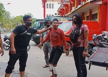 Pelaku saat digiring polisi ke Mapolresta Barelang. (Foto: Romi Kurniawan)