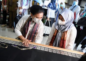 Penasihat Dharma Wanita Kementerian Perhubungan, Endang Budi Karya dan Ketua Dekranasda Kepri, Dewi Kumalasari Ansar, di Gedung Dekranasda, Tanjungpinang, Senin, 30 Agustus 2021. (Foto: Ist)