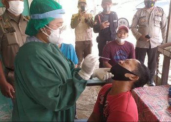Petugas Puskesmas Sei Panas melakukan antigen massal kepada salah satu warga Bengkong, Batam, Kepulauan Riau, Rabu, 28 Juli 2021. (Foto: Fathur Rohim)