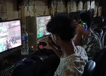 Petugas kepolisian membubarkan kerumunan di warnet di Cipta Puri, Sekupang, Batam, Kepulauan Riau, Rabu, 28 Juli 2021 dalam penerapan PPKM level 4, serta antigen massal. (Foto: Fathur Rohim)