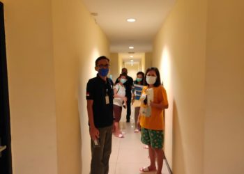 Petugas saat melakukan inspeksi mendadak tempat penampung calon tenaga kerja Indonesia. (Foto: Humas Kemenaker)