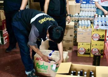 Petugas saat melakukan penindakan minuma keras (miras) ilegal di Batam. (Foto: Bea Cukai Batam)