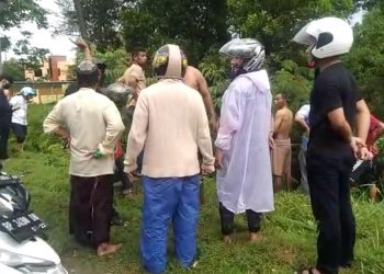 Polisi, Basarnas, dan warga melakukan pencarian bocah 10 tahun yang hilang terseret arus parit saat main hujan. (Foto: Romi Kurniawan)