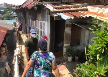 Polisi saat menangkap pelaku di rumahnya. (Foto: Humas Polda Kepri)