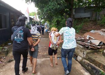 Polisi saat mengamankan empat pelaku perampokan yang melarikan diri ke Batam. (Foto: Romi Kurniawan)