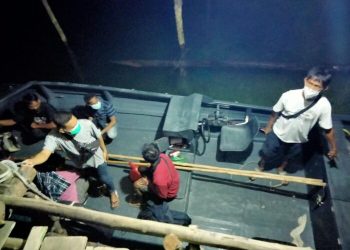 Polisi saat menggagalkan upaya pengiriman PMI Ilegal di Bintan. (Foto: Humas Polda Kepri)