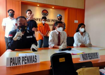 Polisi saat menggelar konferensi pers penetapan status tersangka pegawai Stasiun Karantina Ikan Pengendalian Mutu dan Kemananan Hasil Perikanan Batam. (Foto: Fathur Rohim)