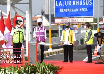 Presiden Joko Widodo (dua dari kiri) saat meresmikan jalan tol layang yang dipusatkan di Gerbang Tol Cakung, Jakarta Utara, Senin, 23 Agustus 2021.