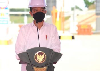 Presiden Jokowi menyampaikan sambutan saat peresmian jalan tol Balikpapan-Samarinda di Gerbang Tol Manggar, Kota Balikpapan, Selasa, 24 Agustus 2021.