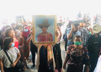 Puluhan pedagang Pasar Induk Jodoh unjuk rasa di depan Kantor Wali Kota Batam, Rabu, 28 Juli 2021. Dalam aksi itu, massa turut membawa jenazah Friska Ginting (42), salah satu pedagang yang meninggal saat pembongkaran di pasar itu dua hari lalu. (Foto: Fathur Rohim)