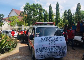 Puluhan pedagang Pasar Induk Jodoh unjuk rasa di depan Kantor Wali Kota Batam, Rabu, 28 Juli 2021. Dalam aksi itu, massa turut membawa jenazah Friska Ginting (42), salah satu pedagang yang meninggal saat pembongkaran di pasar itu dua hari lalu. (Foto: Fathur Rohim)