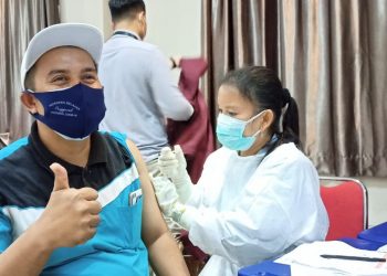 Salah seorang warga Kota Batam, Kepulauan Riau, saat mendapat vaksin Covid-19 beberapa waktu lalu. (Foto: Fathur Rohim)