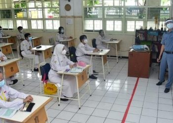 Simulasi Pembelajaran Tatap Muka (PTM) di sebuah sekolah di Surabaya, Jawa Timur.