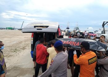 Tim gabungan mengevakuasi jasad Fauzi (10), bocah yang hilang terseret arus saluran air pada, Jum’at, 13 Agustus 2021 kemarin. (Foto: Basarnas Tanjung Pinang).