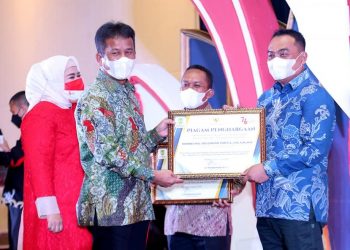 Wali Kota Batam, Muhammad Rudi saat memberikan penghargaan kepada Forkompinda. (Foto: Media Center)