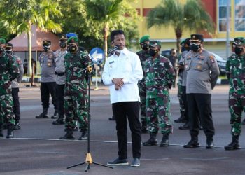 Wali Kota Batam, Muhammad Rudi, saat memimpin apel persiapan PPKM Darurat di Temenggung Abdul Jamal, Senin, 12 Juli 2021. (Foto: Mediacenter)