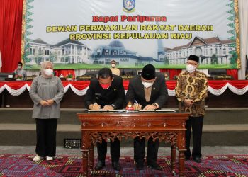 Gubernur Kepri, Ansar Ahmad, dan Ketua Pansus Ranperda, Lis Darmansyah, menandatangani penetapan Rancangan Peraturan Daerah Tentang Pembentukan dan Susunan Perangkat Daerah, di Tanjung Pinang, Jumat, 20 Agustus 2021. (Foto: Pemprov Kepri)