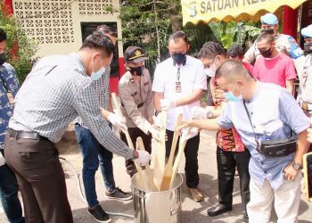 Petugas memusnahkan 717 gram sabu-sabu. Foto: Humas Polresta Barelang