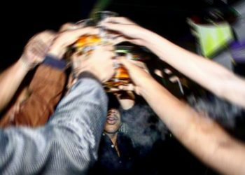 Sekelompok pemuda sedang berpesta di sebuah tempat hiburan malam di Kota Batam. Foto: Bintang Hasibuan