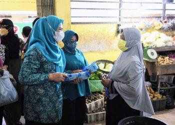 Ketua TP-PKK Kepulauan Riau, Dewi Kumalasari Ansar, membagikan masker di pasar sayur Dabo Singkep, Lingga, Kamis, 26 Agustus 2021. (Pemprov Kepri)