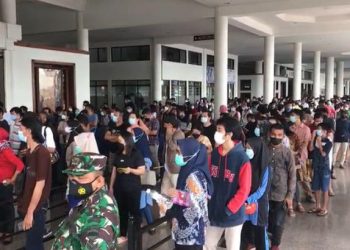 Antrean panjang vaksinasi merk Moderna pertama di Batam, Kepulauan Riau, dì Vihara Maitreya, Batam, Jumat, 27 Agustus 2021. (Foto: Fathur Rohim)