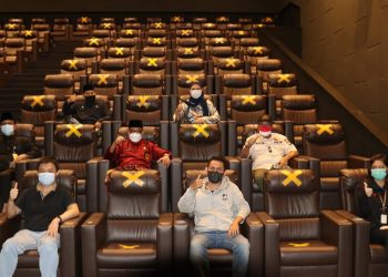 Pengecekan kesiapan bioskop di Batam. (Foto: mediacenter)