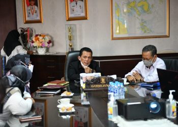Gubernur Kepulauan Riau, Ansar Ahmad saat membuka Workshop Pengelolaan Pelayanan Publik yang Baik secara virtual di Ruang Kerjanya, di Dompak, Tanjungpinang, Rabu, 29 September 2021. (Foto: Ist)