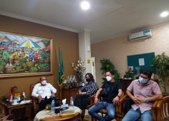 Beberapa konsumen Oxley Apartemen menggelar pertemuan dengan manajemen PT Oxley Karya Indo Batam (KIB) selaku pengembang di Kantor Kamar Dagang dan Industri Indonesia (Kadin) Batam, Kepulauan Riau, Selasa, 7 September 2021. (Foto: Fathur Rohim)
