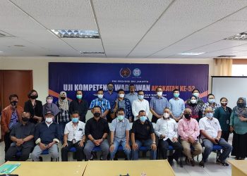 Berfoto bersama dengan penguji dan Pengurus PWI Jaya sesi terakhir acara penutupan UKW  Angkatan ke-52. Sebanyak 17 peserta pada Sabtu 19 September 2021 dinyatakan berkompeten sebagai wartawan.