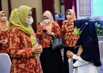 Dewi Ansar saat penyerahan paket sembako dalam rangka DWP Provinsi Kepulauan Riau peduli sesama di Aula Wan Seri Beni, Dompak, Rabu, 29 September 2021.(Foto: Ist)