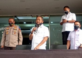 Dirreskrimum Polda Metro Jaya, Kombes Pol Tubagus Ade Hidayat (tengah) memberikan keterangan penetapan tersangka kasus terbakarnya Lapas Tangerang, Banten.