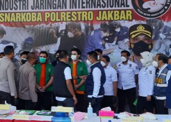 Dua tersangka (baju hijau) pembuat narkotika jenis sabu saat dihadapkan dalam Konperensi Pers di Polresta Metro Jakarta Barat, Kamis, 8 September 2021.