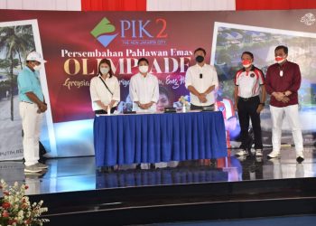 Greysia Polii, Apriyani Rahayu dan Eng Hian saat menerima hadih rumah di Pantai Indah Kapuk-II.
