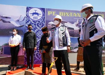 Gubernur Kepri, Ansar Ahmad melakukan Groundbreaking Pembangunan Gudang Industri Kapal Hoverwing (WIG) oleh PT Bintan Bahari Industri (BBI) di Dompak Seberang, Kota Tanjungpinang, Kamis, 23 September 2021. (Foto: Ist)