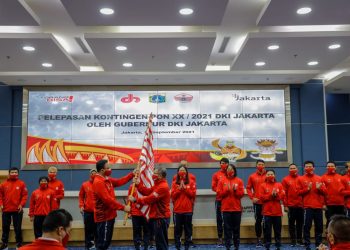 Gubernur Anies Rasyid Baswedan menyerahkan bendera tanda pelepasan atlet kontingen ke Pekan Olahraga Nasional (PON) XX Papua, di Ruang Pola Balai Kota Jakarta, Rabu 15 September 2021.
