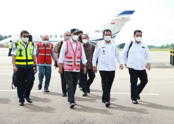 Gubernur Kepri Ansar Ahmad saat menyambut kedatangan Menteri Perhubungan, Budi Karya Sumadi di Batam. (Foto: Humas Pemprov)