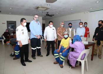 Gubernur Kepulauan Riau, Ansar Ahmad meninjau vaksinasi di PT MC Dermott Indonesia, Batam, Kamis, 16 September 2021. (Foto: Ist)