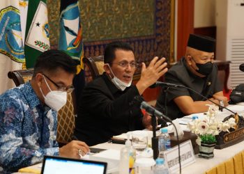 Gubernur Kepulauan Riau, Ansar Ahmad memimpin rapat bersama Sekretaris Kementerian PPN/Sestama Bappenas Himawan Hariyoga dan jajarannya di Gedung Daerah Tanjungpinang, Senin, 13 September 2021. (Foto: Ist)