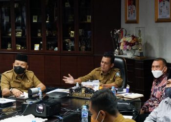 Gubernur Kepulauan Riau, Ansar Ahmad melakukan rapat terbatas (Ratas) melalui zoom meeting bersama Duta Besar (Dubes) KBRI Tokyo, Heri Akhmadi, Selasa, 14 September 2021. (Foto: Ist)