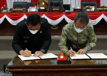 Gubernur Kepulauan Riau, Ansar Ahmad menandatangani nota kesepakatan atas perubahan Kebijakan Umum Anggaran (KUA) dan perubahan Prioritas Plafon Anggaran Sementara (PPAS) Anggaran Pendapatan dan Belanja Daerah Provinsi Kepulauan Riau tahun anggaran 2021 dalam rapat paripurna kedua masa sidang ketiga tahun 2021, pada Senin, 13 September 2021, di Dompak, Tanjungpinang. (Foto: Ist)