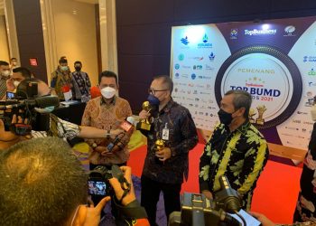Gubernur Kepulauan Riau, Ansar Ahmad menerima penghargaan Top Pembina Badan Usaha Milik Daerah (BUMD) 2021, Jumat, 10 September 2021 kemarin, di Dian Ballroom Hotel Raffles Jakarta. (Foto: Ist)