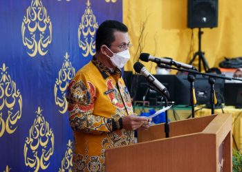 Gubernur Kepulauan Riau, Ansar Ahmad saat menghadiri Wisuda Sarjana ke-XVII dan Diesnatalis ke-XIV Universitas Maritim Raja Ali Haji di Aula Kampus Dompak, Tanjungpinang, Sabtu, 18 September 2021. (Foto: Ist)