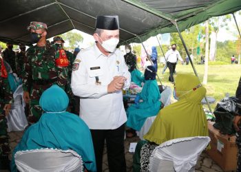 Gubernur Kepulauan Riau, Ansar Ahmad saat meninjau pembukaan kegiatan TMMD ke-112 di Lapangan Dendang Melayu Jembatan 1 Barelang Kecamatan Bulang Kota Batam, Rabu, 15 September 2021. (Foto: Ist)