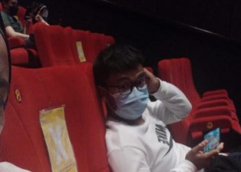 Juan Rois Lubis (23) memotret temannya yang juga ikut lolos menonton bioskop. Foto: Arsip narasumber.