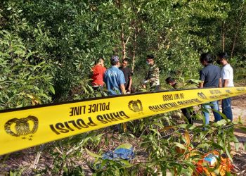 Jasad seorang pria ditemukan gantung diri di tanah kosong belakang SMPN 4 Batam, Kepulauan Riau, Selasa, 7 September 2021. (Foto: Fathur Rohim)