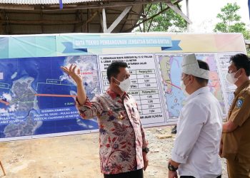 Gubernur Kepulauan Riau, Ansar Ahmad  mengajak Wakil Menteri ATR/BPN, Surya Tjandra ke tapak landing point jembatan Batam-Bintan di sekitaran Lobam, Bintan, Selasa, 31 Agustus 2021. (Foto ist)