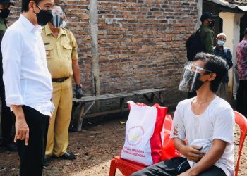 Joko Widodo (kanan) bertemu presiden saat meninjau langsung pelaksanaan vaksinasi di Dukuh Ngledok, Desa Segaran, Kabupaten Klaten, Jawa Tengah, Senin, 13 September 2021.