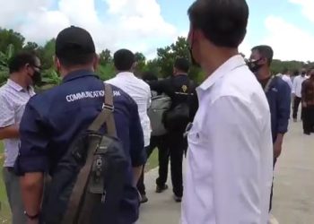 Jurnalis Batam, Azang Nurdin, saat dikelilingi pengawal Menteri Perhubungan. (Foto: SIR)