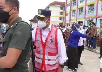 Jurnalis Batam, Azang Nurdin, saat dikelilingi pengawal Menteri Perhubungan. (Foto: SIR)